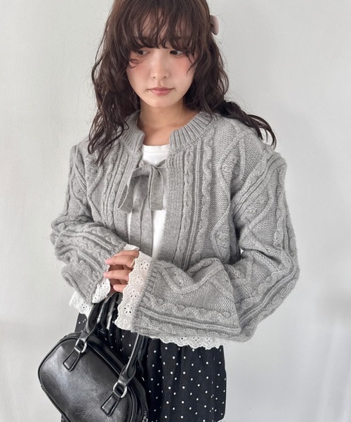 SOLLON.(ソルロン)の「ケーブル編みリボンボレロカーディガン(カーディガン/ボレロ・レディース・アイボリー/グレー/ブラック・FREE)」の3枚目の写真