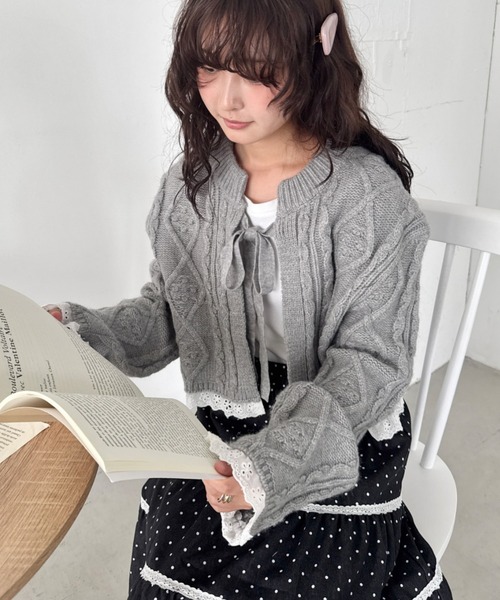 SOLLON.(ソルロン)の「ケーブル編みリボンボレロカーディガン(カーディガン/ボレロ・レディース・アイボリー/グレー/ブラック・FREE)」の8枚目の写真