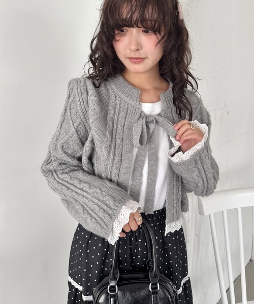SOLLON.(ソルロン)の「ケーブル編みリボンボレロカーディガン(カーディガン/ボレロ・レディース・アイボリー/グレー/ブラック・FREE)」の6枚目の写真