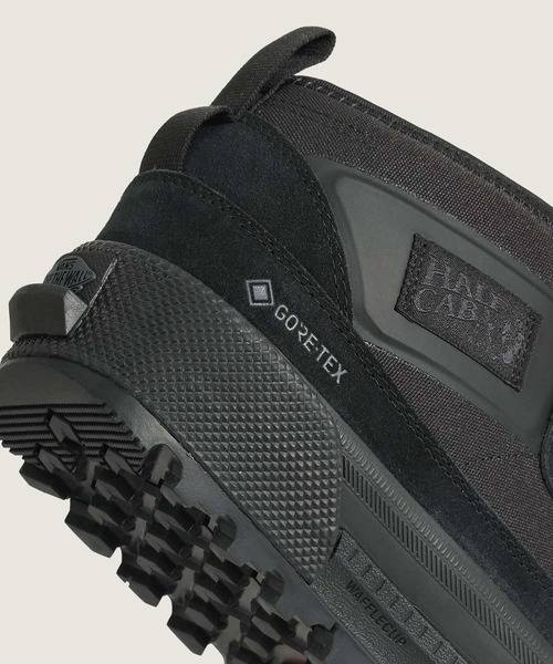 VANS（バンズ）の「ハーフキャブ GORE-TEX / MTE Half Cab GORE-TEX BLACK/BL / VN000CVMBKA1（スニーカー・メンズ・ブラック×ブラック・4/4.5/5/5.5/6/6.5/7/7.5/8/8.5/9/9.5/10/11/12）」の2枚目の写真
