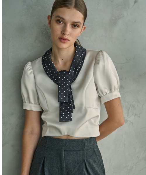 ERADIE(エラディエ)の「Satin Bow Neck Top サテンボータイリボントップ(シャツ/ブラウス・レディース・アイボリー/ブラック・FREE)」の1枚目の写真
