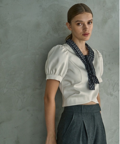 ERADIE(エラディエ)の「Satin Bow Neck Top サテンボータイリボントップ(シャツ/ブラウス・レディース・アイボリー/ブラック・FREE)」の22枚目の写真