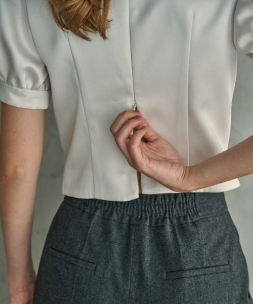 ERADIE(エラディエ)の「Satin Bow Neck Top サテンボータイリボントップ(シャツ/ブラウス・レディース・アイボリー/ブラック・FREE)」の3枚目の写真