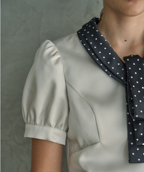 ERADIE(エラディエ)の「Satin Bow Neck Top サテンボータイリボントップ(シャツ/ブラウス・レディース・アイボリー/ブラック・FREE)」の5枚目の写真