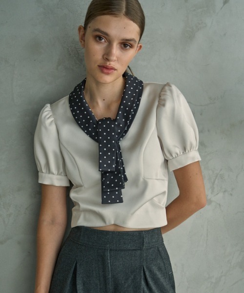 ERADIE(エラディエ)の「Satin Bow Neck Top サテンボータイリボントップ(シャツ/ブラウス・レディース・アイボリー/ブラック・FREE)」の8枚目の写真