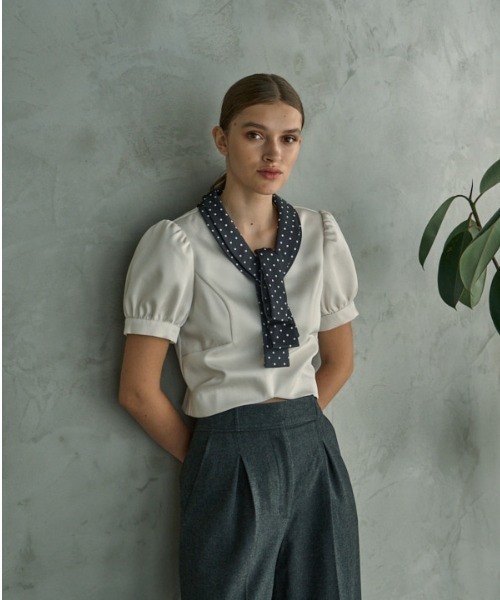 ERADIE(エラディエ)の「Satin Bow Neck Top サテンボータイリボントップ(シャツ/ブラウス・レディース・アイボリー/ブラック・FREE)」の4枚目の写真