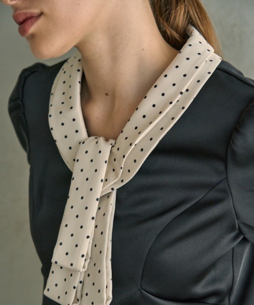 ERADIE(エラディエ)の「Satin Bow Neck Top サテンボータイリボントップ(シャツ/ブラウス・レディース・アイボリー/ブラック・FREE)」の10枚目の写真