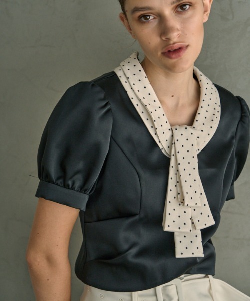 ERADIE(エラディエ)の「Satin Bow Neck Top サテンボータイリボントップ(シャツ/ブラウス・レディース・アイボリー/ブラック・FREE)」の11枚目の写真