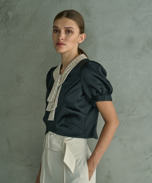 ERADIE(エラディエ)の「Satin Bow Neck Top サテンボータイリボントップ(シャツ/ブラウス・レディース・アイボリー/ブラック・FREE)」の15枚目の写真