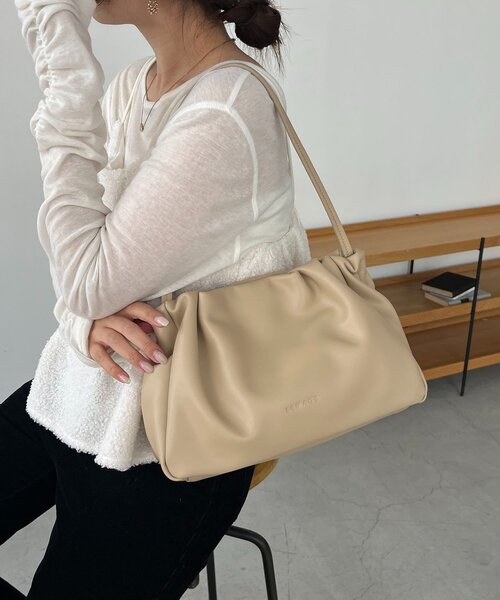 CAPRICIEUX LE'MAGE（カプリシューレマージュ）の「【新色/ライトベージュ】クラウディギャザーバッグ（ショルダーバッグ・レディース・ブラウン/キャメル/ブラック/ライトベージュ・FREE）」の3枚目の写真