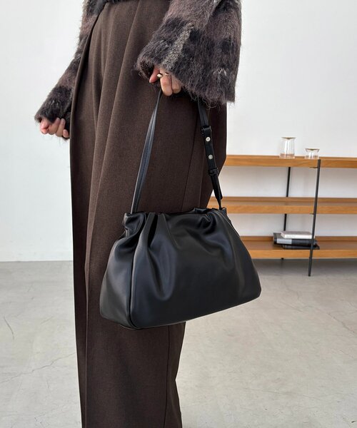 CAPRICIEUX LE'MAGE（カプリシューレマージュ）の「【新色/ライトベージュ】クラウディギャザーバッグ（ショルダーバッグ・レディース・ブラウン/キャメル/ブラック/ライトベージュ・FREE）」の6枚目の写真