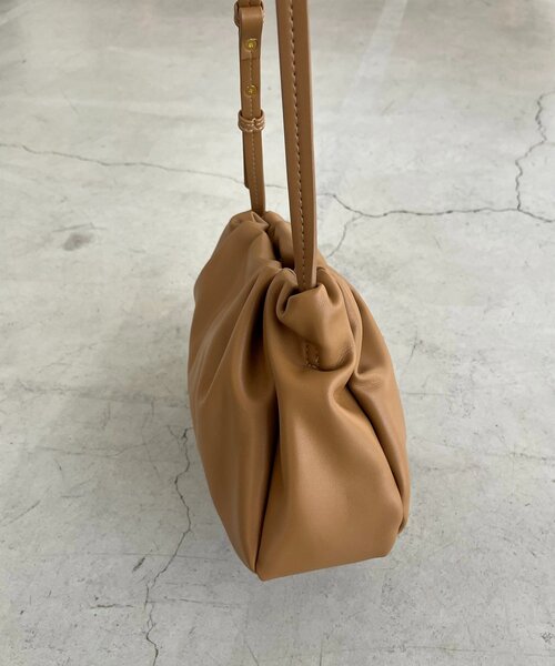 CAPRICIEUX LE'MAGE（カプリシューレマージュ）の「【新色/ライトベージュ】クラウディギャザーバッグ（ショルダーバッグ・レディース・ブラウン/キャメル/ブラック/ライトベージュ・FREE）」の15枚目の写真