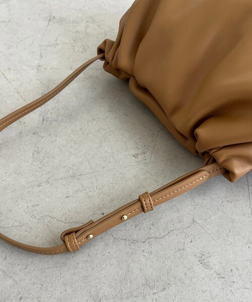 CAPRICIEUX LE'MAGE（カプリシューレマージュ）の「【新色/ライトベージュ】クラウディギャザーバッグ（ショルダーバッグ・レディース・ブラウン/キャメル/ブラック/ライトベージュ・FREE）」の16枚目の写真