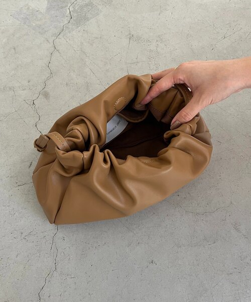 CAPRICIEUX LE'MAGE（カプリシューレマージュ）の「【新色/ライトベージュ】クラウディギャザーバッグ（ショルダーバッグ・レディース・ブラウン/キャメル/ブラック/ライトベージュ・FREE）」の17枚目の写真