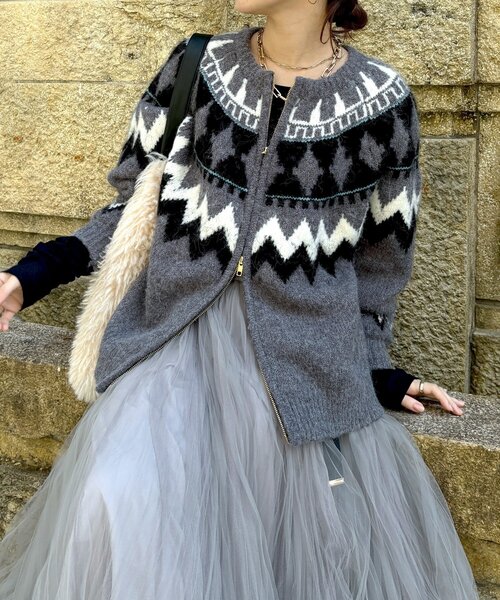 DouDou（ドゥドゥ）の「ノルディック柄ジップニットカーディガン（カーディガン/ボレロ・レディース・アイボリー/グレー・FREE）」の2枚目の写真