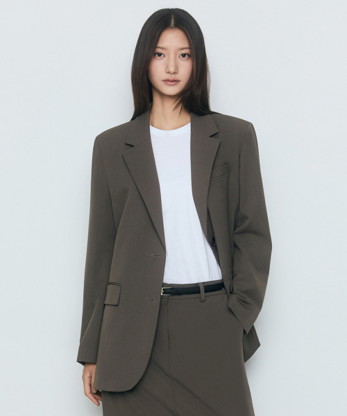 MUSINSA STANDARD WOMAN(ムシンサスタンダードウーマン)の「レディース特大ブレザー【カーキブラウン】(テーラードジャケット・レディース・その他・SMALL/MEDIUM/LARGE/X-LARGE/X-SMALL)」の1枚目の写真