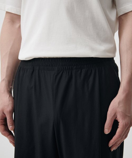 MUSINSA STANDARD（ムシンサスタンダード）の「クーリングディープタックワイドバンディングパンツ[ブラック]（スラックス・メンズ・その他・40/38/42/36/34/32/30/26/28）」の9枚目の写真