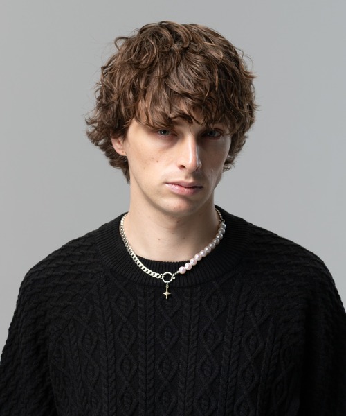 glamb(グラム)の「Asymmetry Pearl Necklace / アシンメトリーパールネックレス(ネックレス・メンズ・シルバー・FREE)」の2枚目の写真