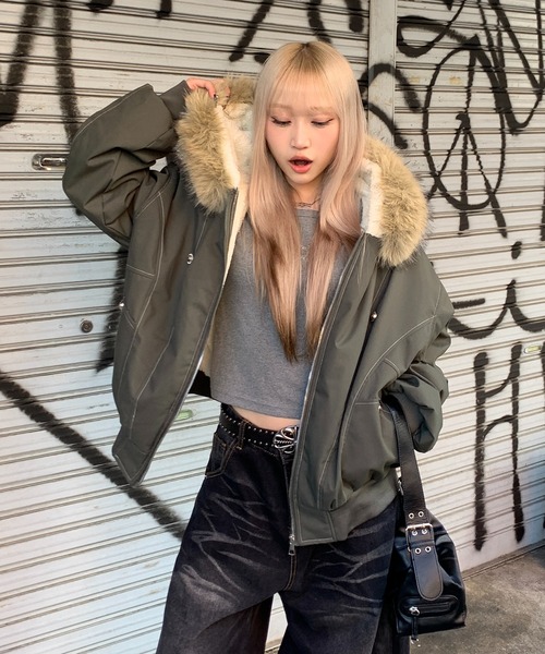 lilful（リルフル）の「【ファー取り外し可能】ステッチデザイン フェイクファー ボア裏地付き オーバーサイズ ダウンブルゾン（ブルゾン・レディース・カーキ/ブラック・M/L）」の6枚目の写真