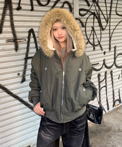 lilful（リルフル）の「【ファー取り外し可能】ステッチデザイン フェイクファー ボア裏地付き オーバーサイズ ダウンブルゾン（ブルゾン・レディース・カーキ/ブラック・M/L）」の7枚目の写真