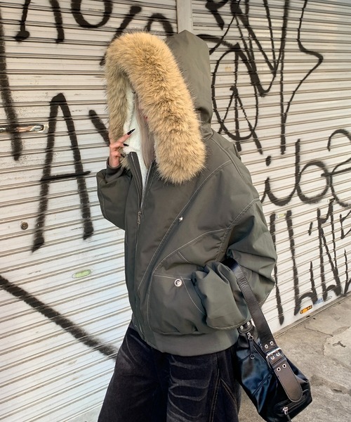 lilful（リルフル）の「【ファー取り外し可能】ステッチデザイン フェイクファー ボア裏地付き オーバーサイズ ダウンブルゾン（ブルゾン・レディース・カーキ/ブラック・M/L）」の5枚目の写真