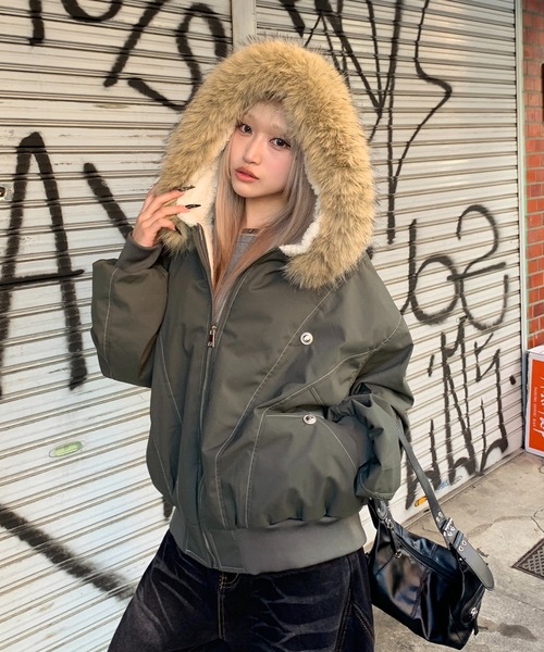 lilful（リルフル）の「【ファー取り外し可能】ステッチデザイン フェイクファー ボア裏地付き オーバーサイズ ダウンブルゾン（ブルゾン・レディース・カーキ/ブラック・M/L）」の4枚目の写真