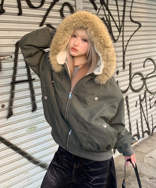 lilful（リルフル）の「【ファー取り外し可能】ステッチデザイン フェイクファー ボア裏地付き オーバーサイズ ダウンブルゾン（ブルゾン・レディース・カーキ/ブラック・M/L）」の11枚目の写真