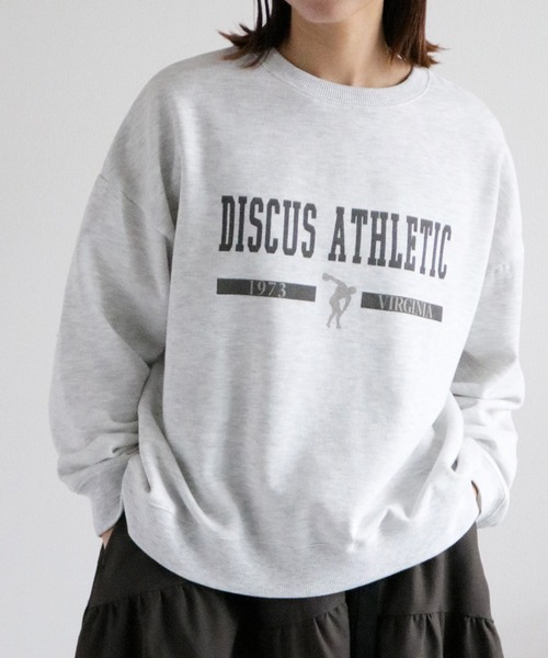 DISCUS ATHLETIC（ディスカス　アスレチック）の「〈ドラマ着用商品〉【DISCUS ATHLETIC】裏起毛カレッジロゴスウェット（スウェット・レディース・スミクロ/オートミール/サックスブルー/オフホワイト/レッド/グリーン・FREE）」の4枚目の写真