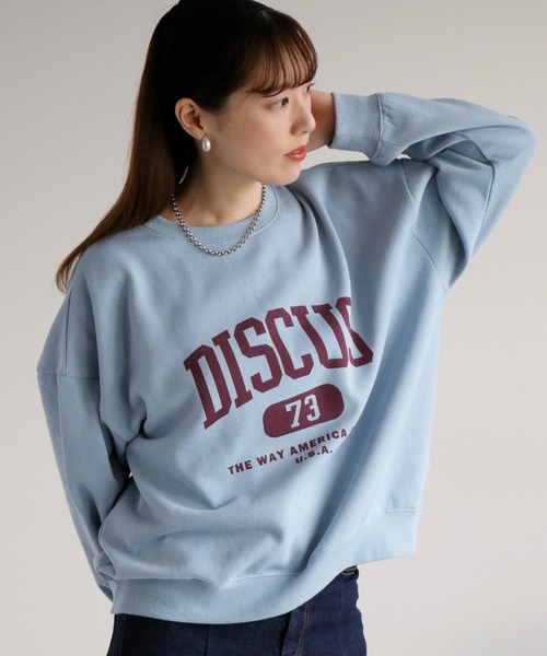 DISCUS ATHLETIC（ディスカス　アスレチック）の「〈ドラマ着用商品〉【DISCUS ATHLETIC】裏起毛カレッジロゴスウェット（スウェット・レディース・スミクロ/オートミール/サックスブルー/オフホワイト/レッド/グリーン・FREE）」の5枚目の写真