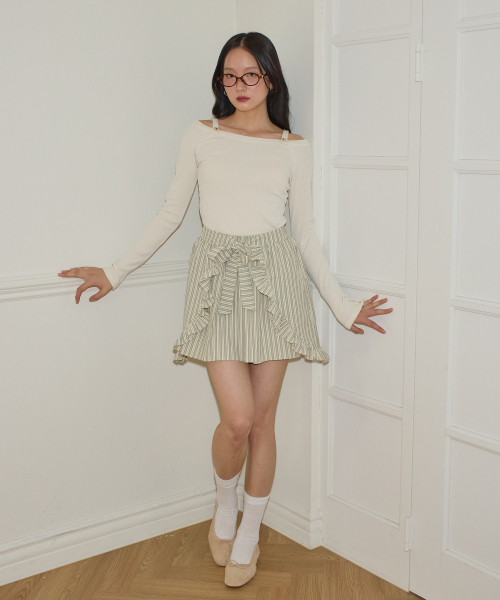 SALON DE YOHN（サロンドヨーン）の「Button Point Strap Off Shoulder T_ Ivory（Tシャツ/カットソー・レディース・その他・FREE）」の2枚目の写真