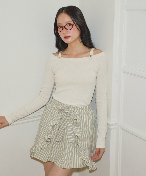 SALON DE YOHN（サロンドヨーン）の「Button Point Strap Off Shoulder T_ Ivory（Tシャツ/カットソー・レディース・その他・FREE）」の3枚目の写真