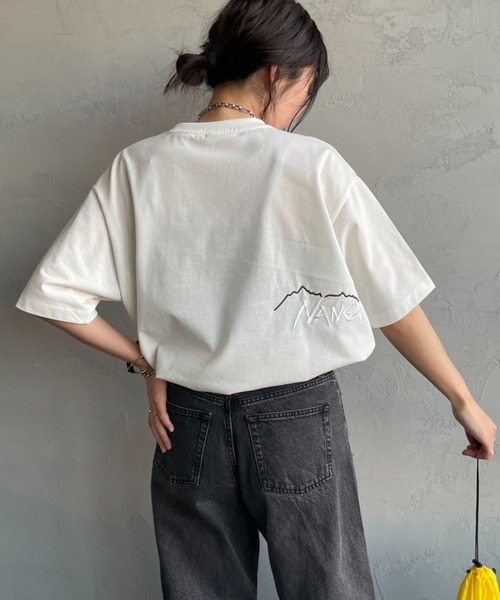 NANGA（ナンガ）の「【WEB先行予約】[NANGA/ナンガ] 別注 ブランドロゴ刺繍 ショートスリーブTシャツ（Tシャツ/カットソー・レディース・チャコール/ブラック/ホワイト・XL/L/M/S）」の2枚目の写真