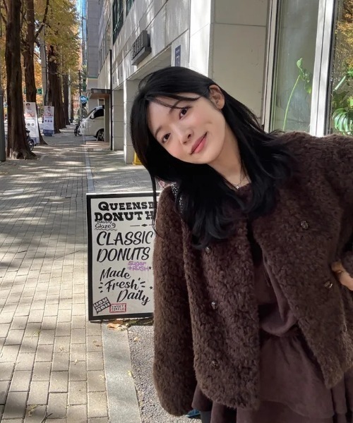 FAVORITO（ファヴォリート）の「ダブルブレストショートジャケット（ノーカラージャケット・レディース・ベージュ/ブラウン・F）」の3枚目の写真