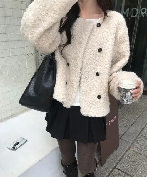 FAVORITO（ファヴォリート）の「ダブルブレストショートジャケット（ノーカラージャケット・レディース・ベージュ/ブラウン・F）」の12枚目の写真