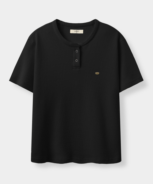 EUGGEN（ユジェン）の「ワッフルヘンリーネックショートスリーブTシャツ_ブラック（Tシャツ/カットソー・レディース・その他・SMALL/MEDIUM）」の2枚目の写真