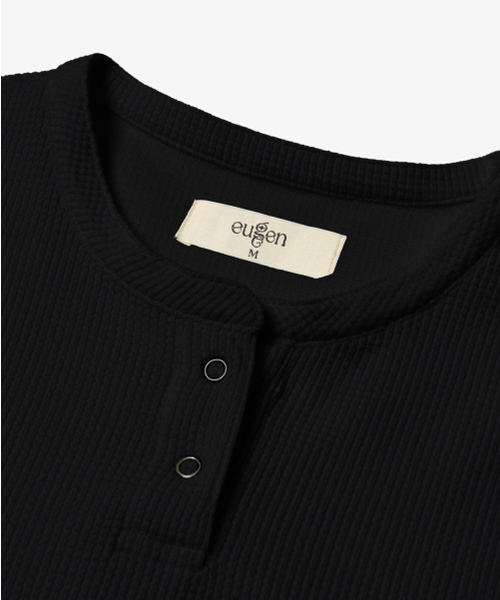 EUGGEN（ユジェン）の「ワッフルヘンリーネックショートスリーブTシャツ_ブラック（Tシャツ/カットソー・レディース・その他・SMALL/MEDIUM）」の4枚目の写真