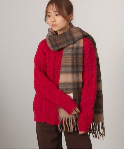 Chiina(チーナ)の「Chiina/クルーネック ケーブルニットセーター(ニット/セーター・レディース・ブラウン/ブルー/ブラック/アイボリー/レッド・FREE)」の5枚目の写真