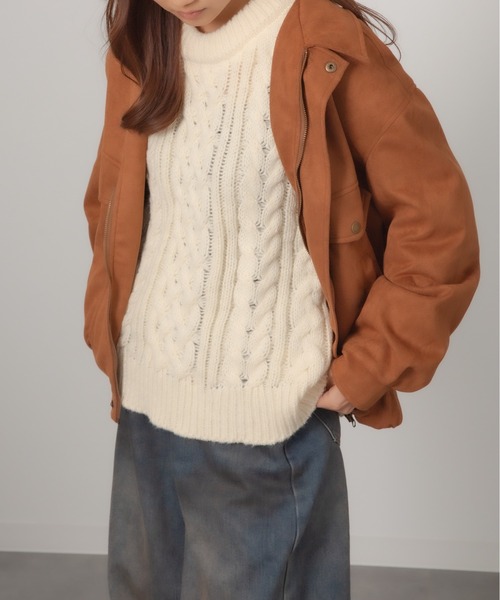Chiina(チーナ)の「Chiina/クルーネック ケーブルニットセーター(ニット/セーター・レディース・ブラウン/ブルー/ブラック/アイボリー/レッド・FREE)」の2枚目の写真