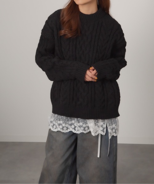 Chiina(チーナ)の「Chiina/クルーネック ケーブルニットセーター(ニット/セーター・レディース・ブラウン/ブルー/ブラック/アイボリー/レッド・FREE)」の1枚目の写真