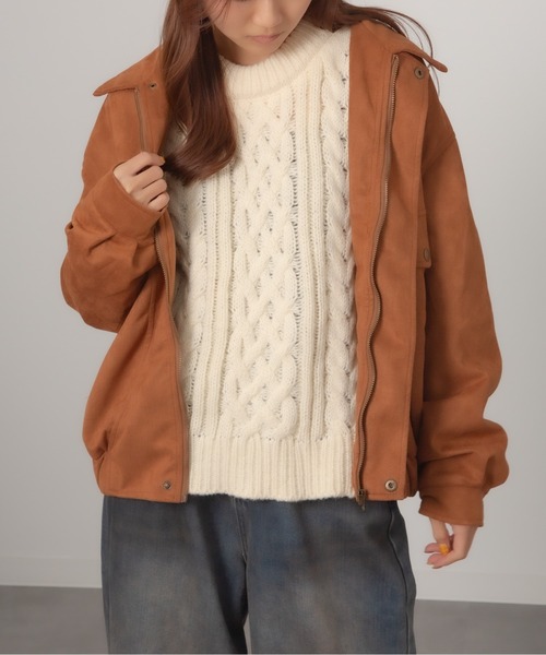 Chiina(チーナ)の「Chiina/クルーネック ケーブルニットセーター(ニット/セーター・レディース・ブラウン/ブルー/ブラック/アイボリー/レッド・FREE)」の7枚目の写真