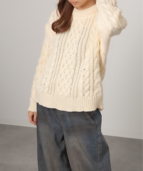 Chiina(チーナ)の「Chiina/クルーネック ケーブルニットセーター(ニット/セーター・レディース・ブラウン/ブルー/ブラック/アイボリー/レッド・FREE)」の8枚目の写真