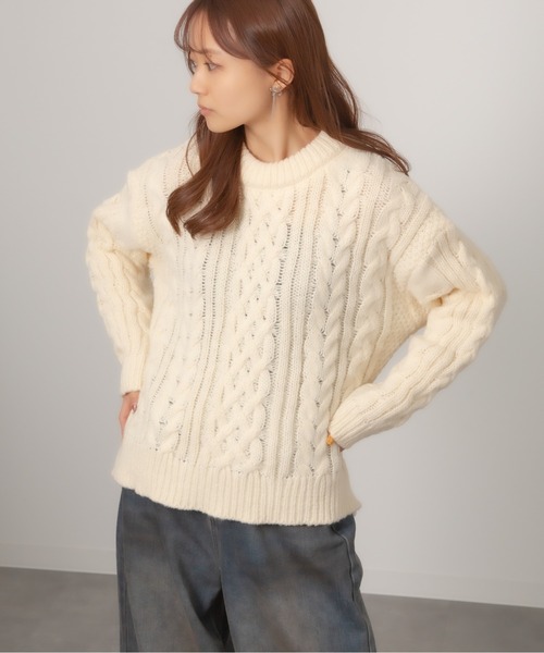 Chiina(チーナ)の「Chiina/クルーネック ケーブルニットセーター(ニット/セーター・レディース・ブラウン/ブルー/ブラック/アイボリー/レッド・FREE)」の9枚目の写真