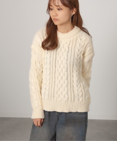 Chiina(チーナ)の「Chiina/クルーネック ケーブルニットセーター(ニット/セーター・レディース・ブラウン/ブルー/ブラック/アイボリー/レッド・FREE)」の10枚目の写真
