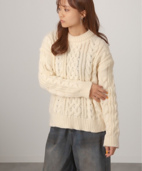 Chiina(チーナ)の「Chiina/クルーネック ケーブルニットセーター(ニット/セーター・レディース・ブラウン/ブルー/ブラック/アイボリー/レッド・FREE)」の11枚目の写真