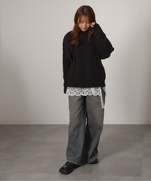 Chiina(チーナ)の「Chiina/クルーネック ケーブルニットセーター(ニット/セーター・レディース・ブラウン/ブルー/ブラック/アイボリー/レッド・FREE)」の13枚目の写真