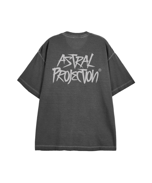 ASTRAL PROJECTION(アストラルプロジェクション)の「グラフィティレタリングピグメントルーズフィット半袖Tシャツ_チャコール(Tシャツ/カットソー・メンズ・その他・M/L/XL/XXL)」の1枚目の写真