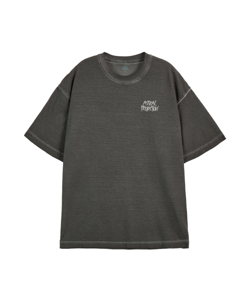 ASTRAL PROJECTION(アストラルプロジェクション)の「グラフィティレタリングピグメントルーズフィット半袖Tシャツ_チャコール(Tシャツ/カットソー・メンズ・その他・M/L/XL/XXL)」の2枚目の写真