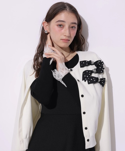 Apuweiser-riche（アプワイザーリッシェ）の「スプリングリボンビジューニットカーディガン（ニット/セーター・レディース・ピンクベージュ/グレー/ホワイト・2）」の2枚目の写真