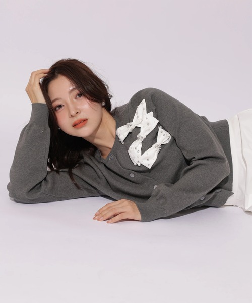 Apuweiser-riche（アプワイザーリッシェ）の「スプリングリボンビジューニットカーディガン（ニット/セーター・レディース・ピンクベージュ/グレー/ホワイト・2）」の4枚目の写真