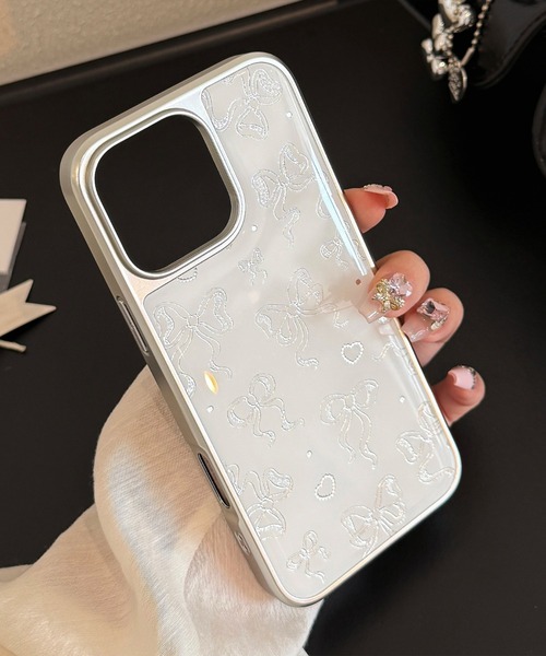 Vini(ヴィニ)の「きらめき シルバー リボン iPhone ケース 13/14.15.16.16Pro(スマホケース/カバー・レディース・ホワイト×シルバー・iPhone 16 Pro/iPhone 16/iPhone 15/iPhone 13/14/iPhone 17 Pro/iPhone 17)」の3枚目の写真